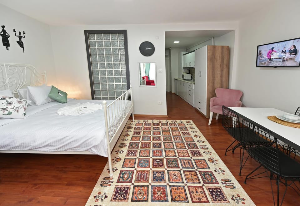Bed, TV and multimedia, Kitchen or kitchenette, Photo of the whole room, Dining area, Bedroom, wardrobe