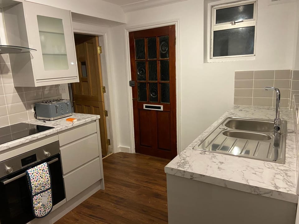 Charming Victoria Conversion Flat in Brentwood with a Garden & Free Parking Apartment in Brentwood
