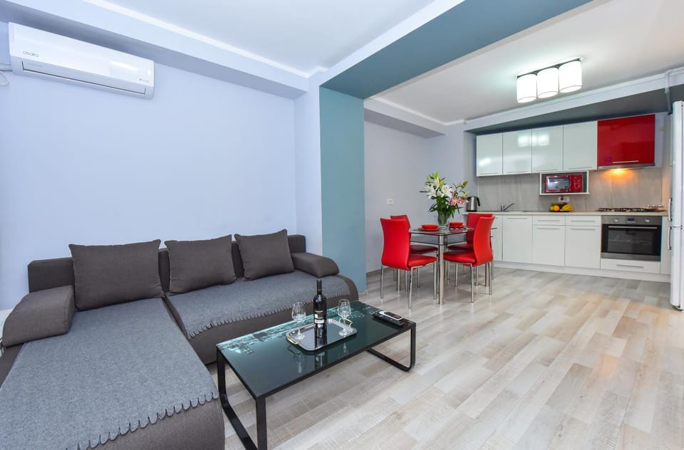 Kitchen or kitchenette, Living room, Seating area, Dining area