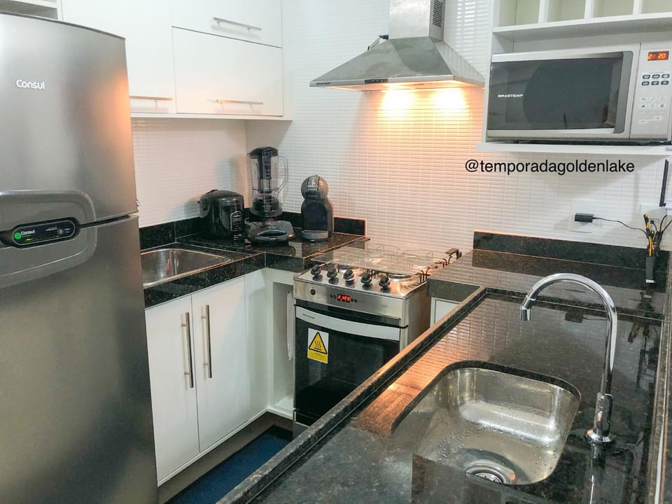 Kitchen or kitchenette, minibar, stove