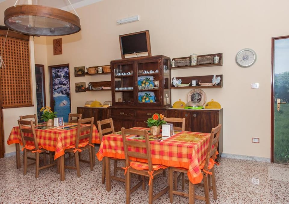 Restaurant/places to eat, Communal lounge/ TV room, Kitchen or kitchenette