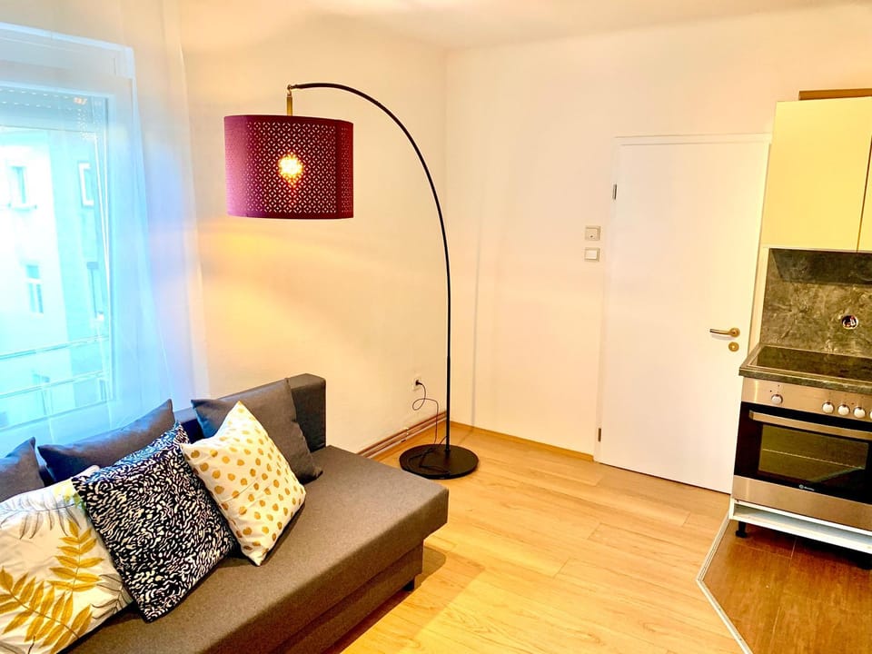 Coffee/tea facilities, Kitchen or kitchenette, Living room, Seating area