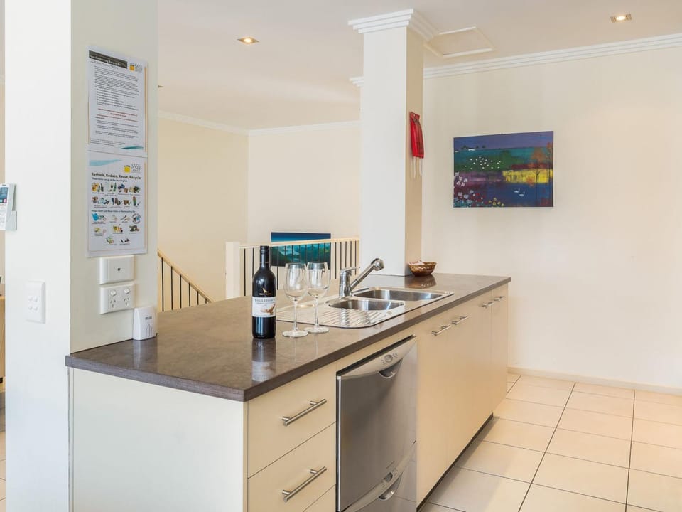 Sea Breeze - with solar heated pool in the complex House in Cowes