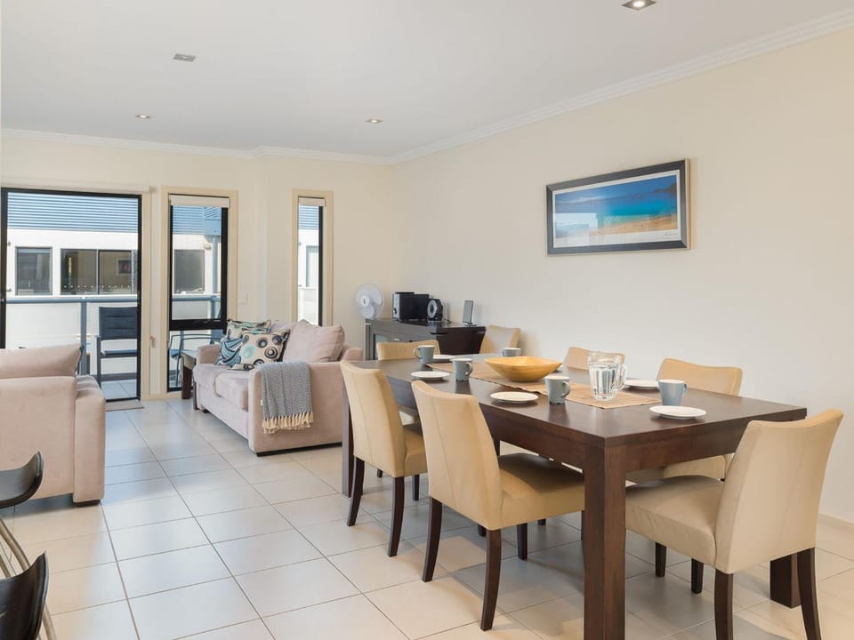 Sea Breeze - with solar heated pool in the complex House in Cowes
