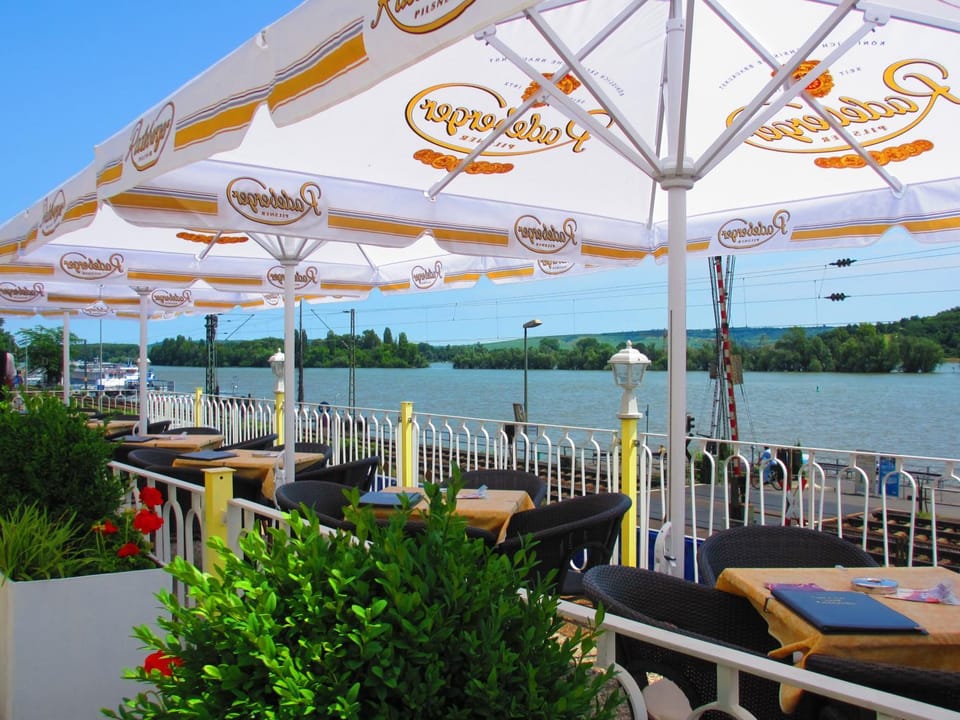 Restaurant/places to eat, Balcony/Terrace