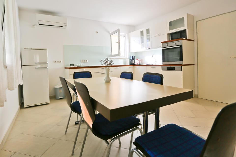 Coffee/tea facilities, Kitchen or kitchenette, Dining area