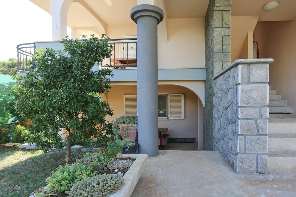 Facade/entrance, Balcony/Terrace