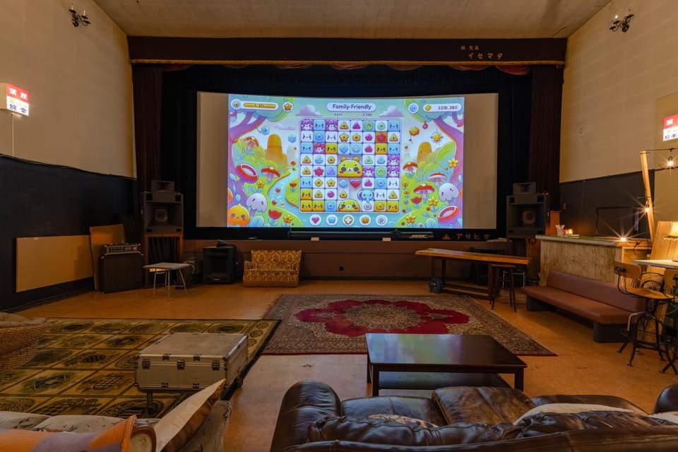 TV and multimedia, Living room, Seating area, Evening entertainment