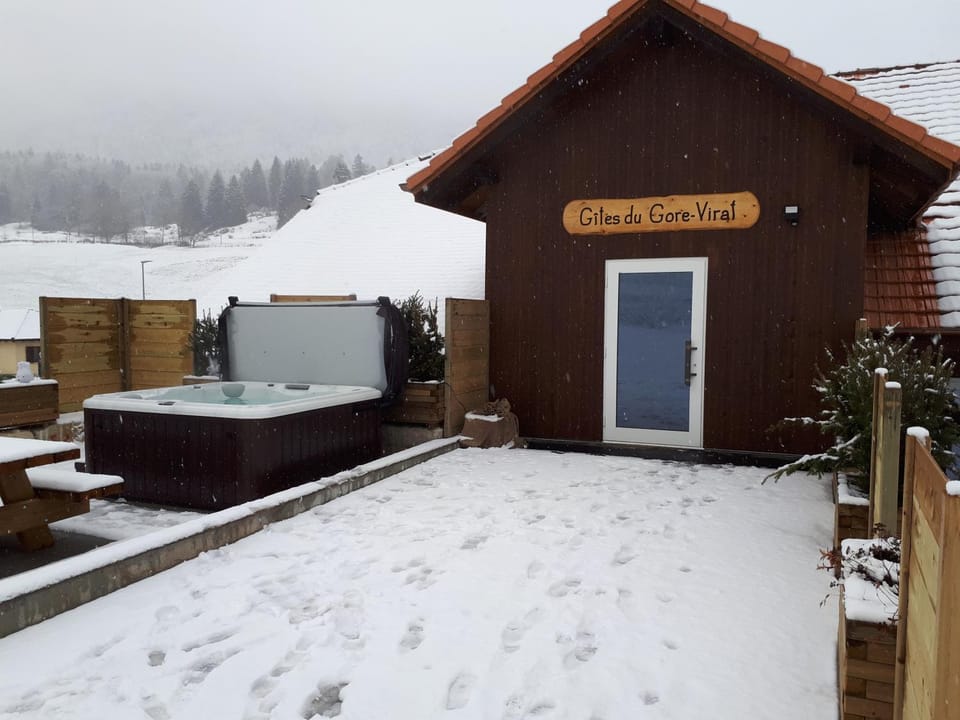 gîtes gorevirat 2 appartements avec jacuzzis et terrasses privatives pour chaque appartement Apartment in Canton of Bern (Region)