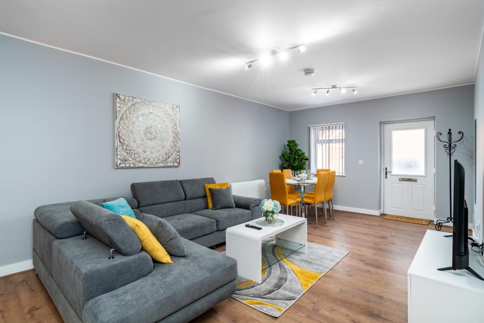 TV and multimedia, Living room, Seating area, Dining area
