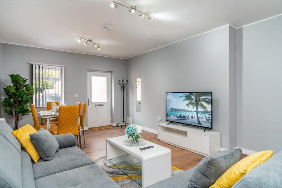 TV and multimedia, Living room, Seating area, Dining area