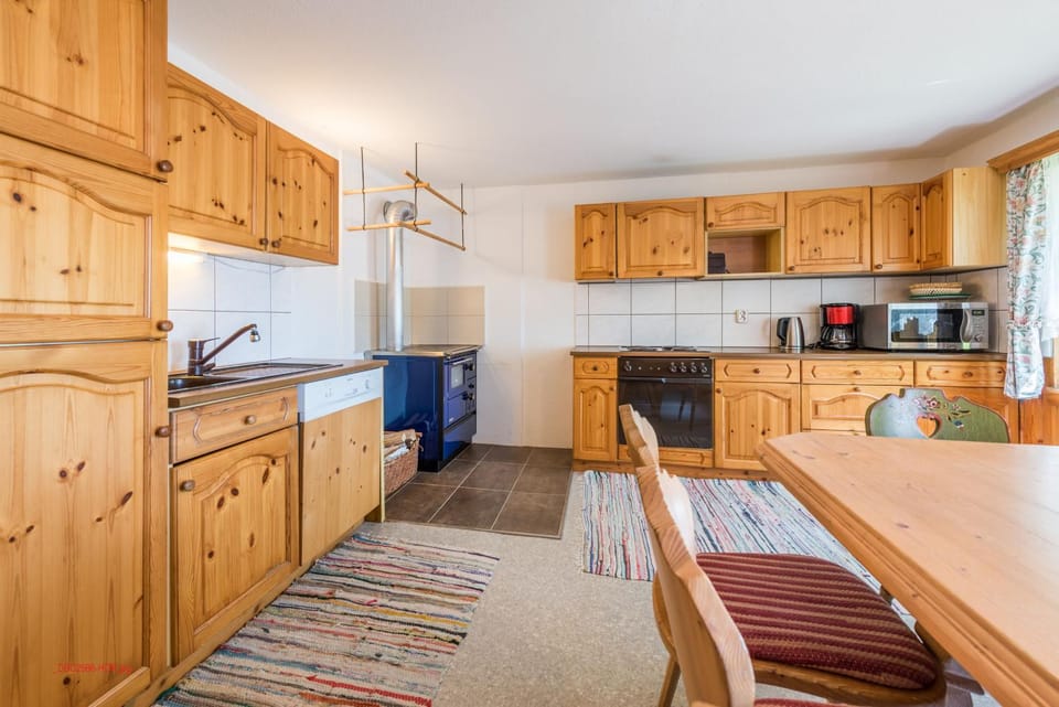 Coffee/tea facilities, Kitchen or kitchenette, Seating area