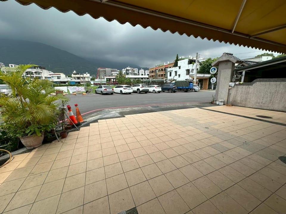 Property building, Day, Neighbourhood, Natural landscape, Mountain view, Street view, Location, Parking