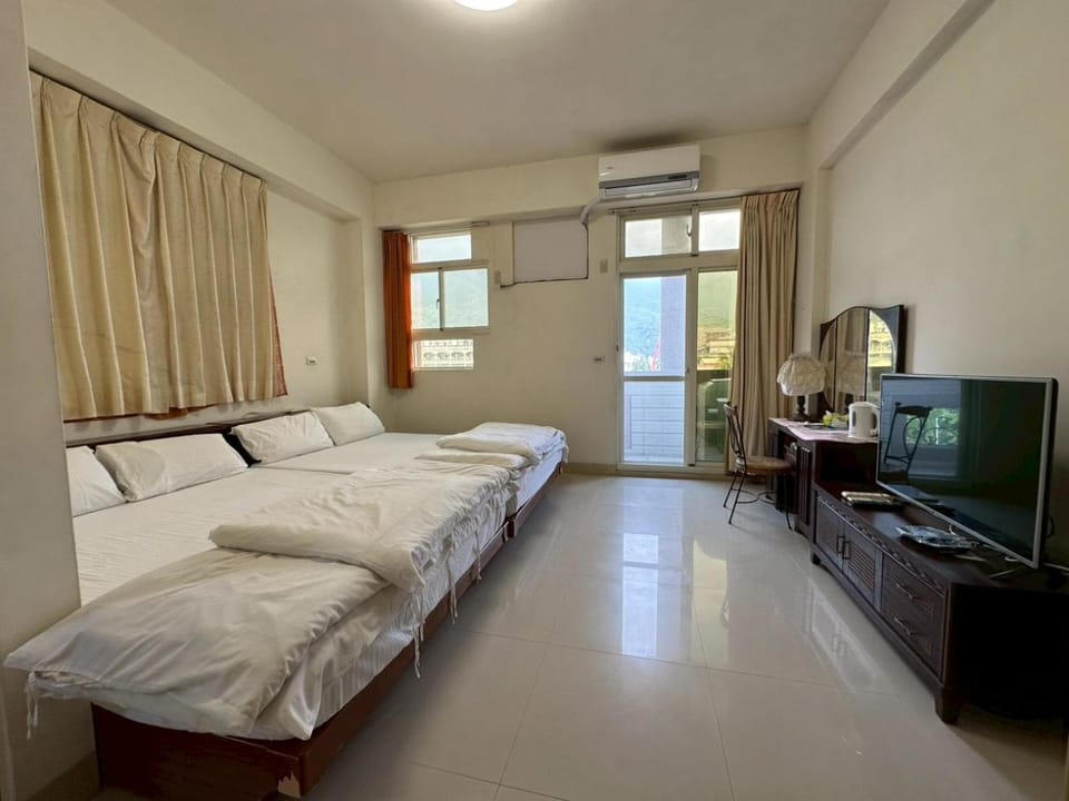 Communal lounge/ TV room, Bed, TV and multimedia, Photo of the whole room, Seating area, Evening entertainment, Bedroom, air conditioner