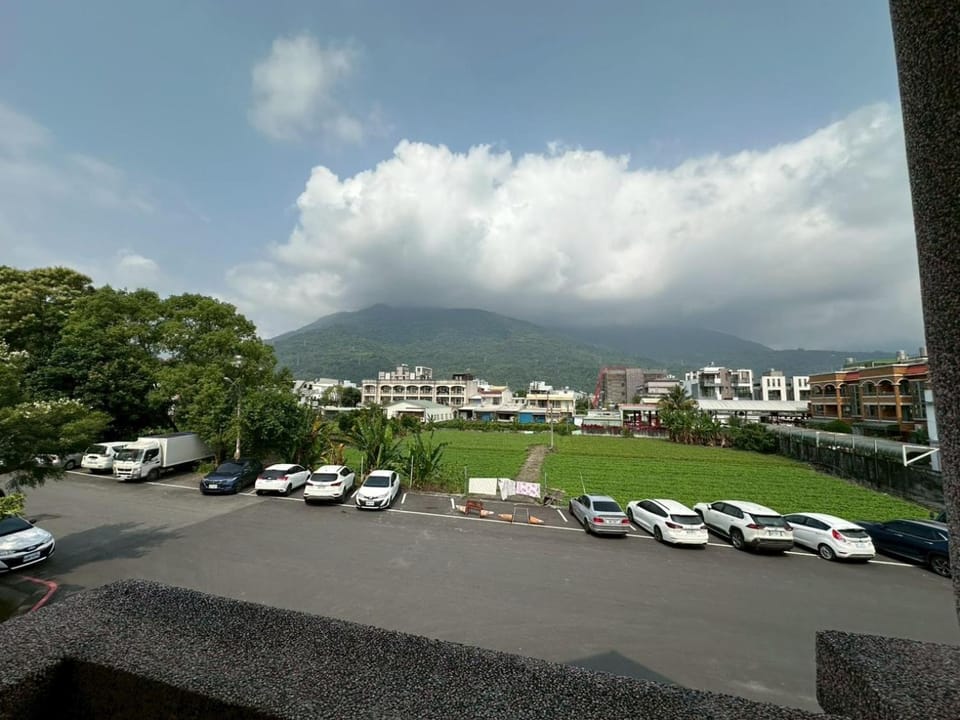 Property building, Day, Neighbourhood, Natural landscape, City view, Mountain view, Location, Parking