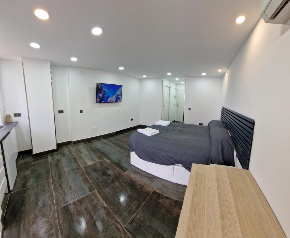 ESTUDIO RECIEN REFORMADO EN HOTEL 1 LINEA PLAYa Apartment in Torremolinos