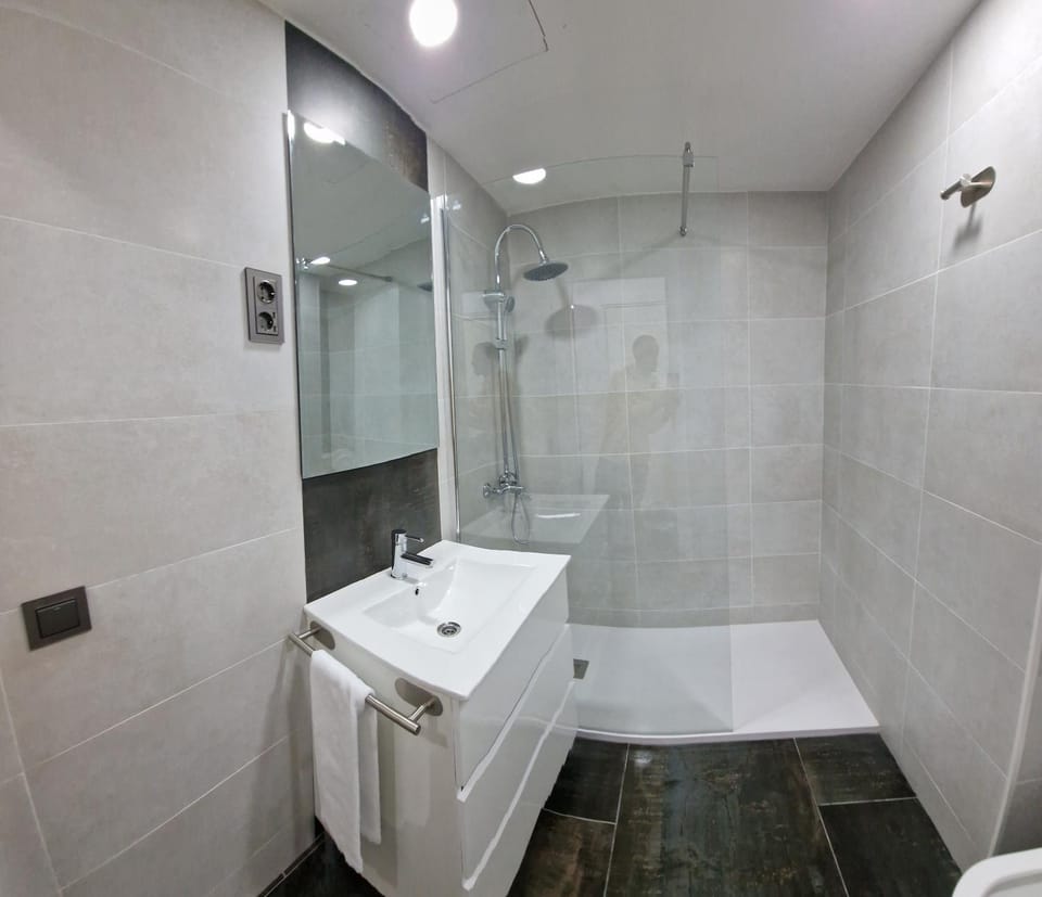 ESTUDIO RECIEN REFORMADO EN HOTEL 1 LINEA PLAYa Apartment in Torremolinos