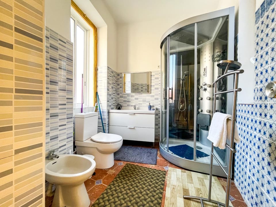 Shower, Toilet, Bathroom, bidet, towels