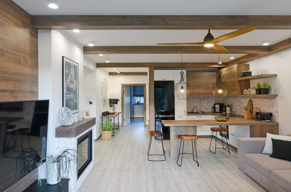 TV and multimedia, Kitchen or kitchenette, Living room, Seating area, Dining area