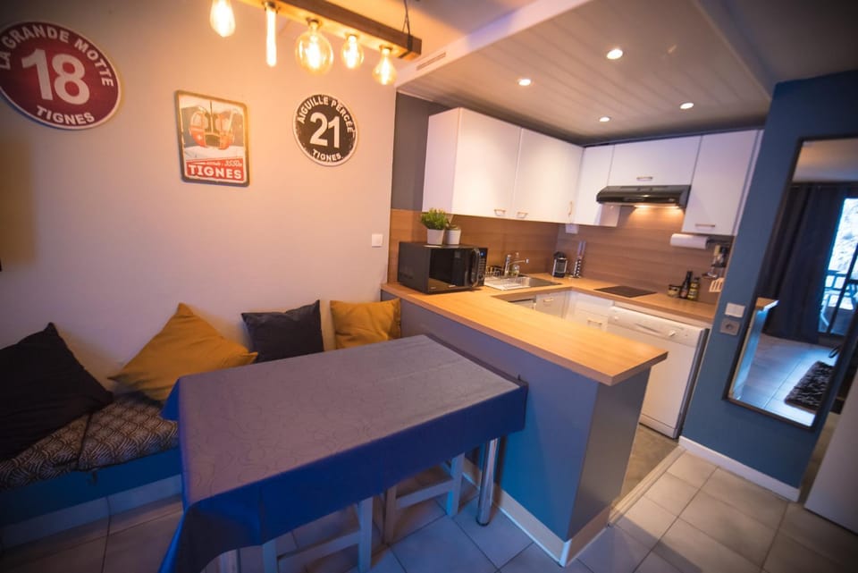 Kitchen or kitchenette, Dining area