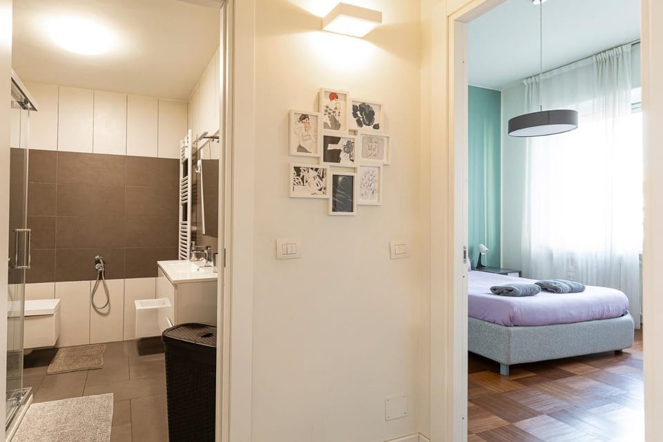 Shower, Bed, Bathroom, Photo of the whole room, Bedroom, towels