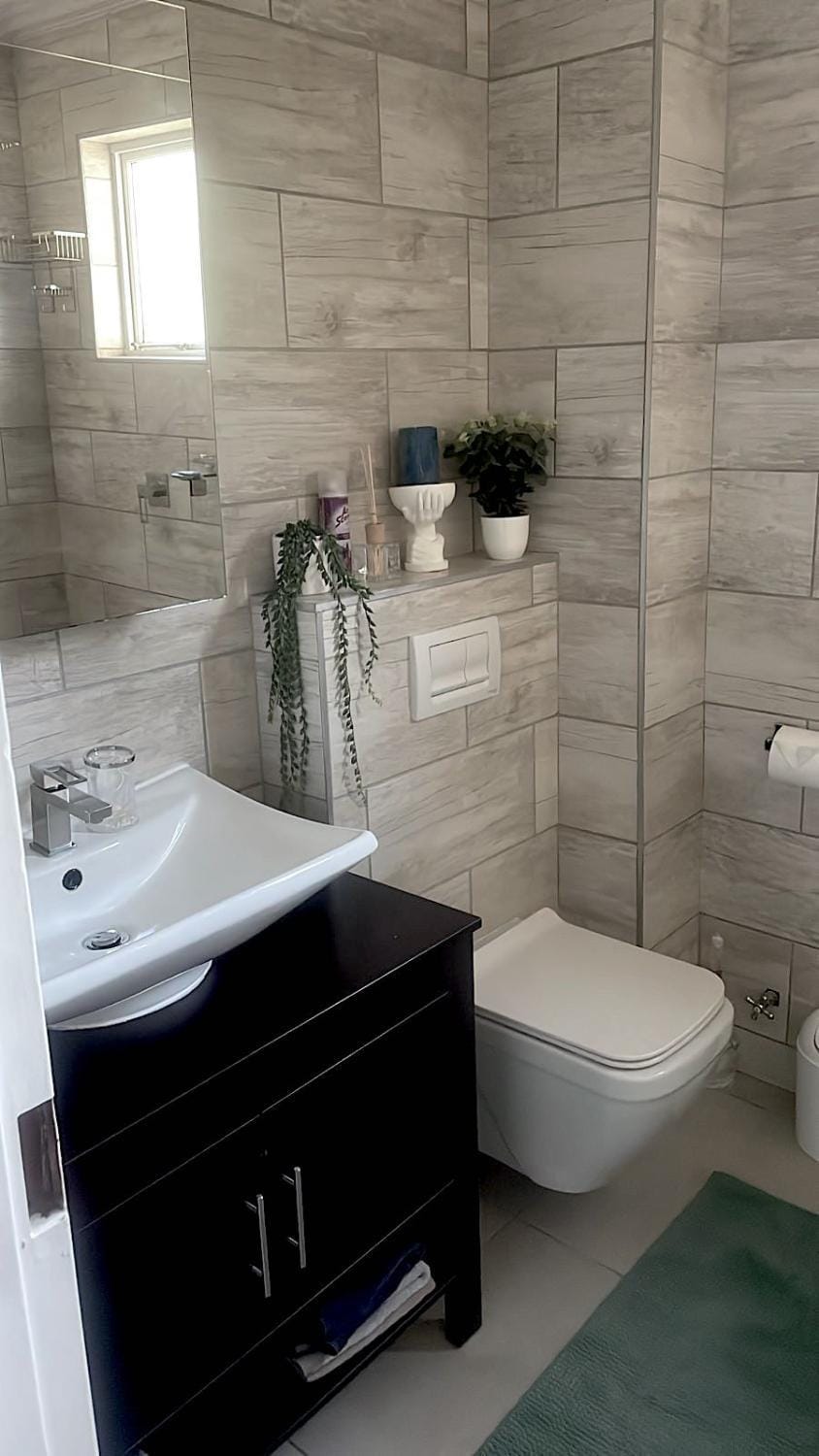 Toilet, Bathroom, Decorative detail