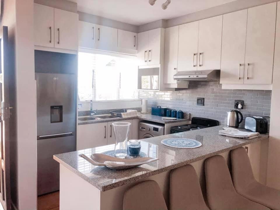 Day, Kitchen or kitchenette, Photo of the whole room, Decorative detail, Dining area, On site
