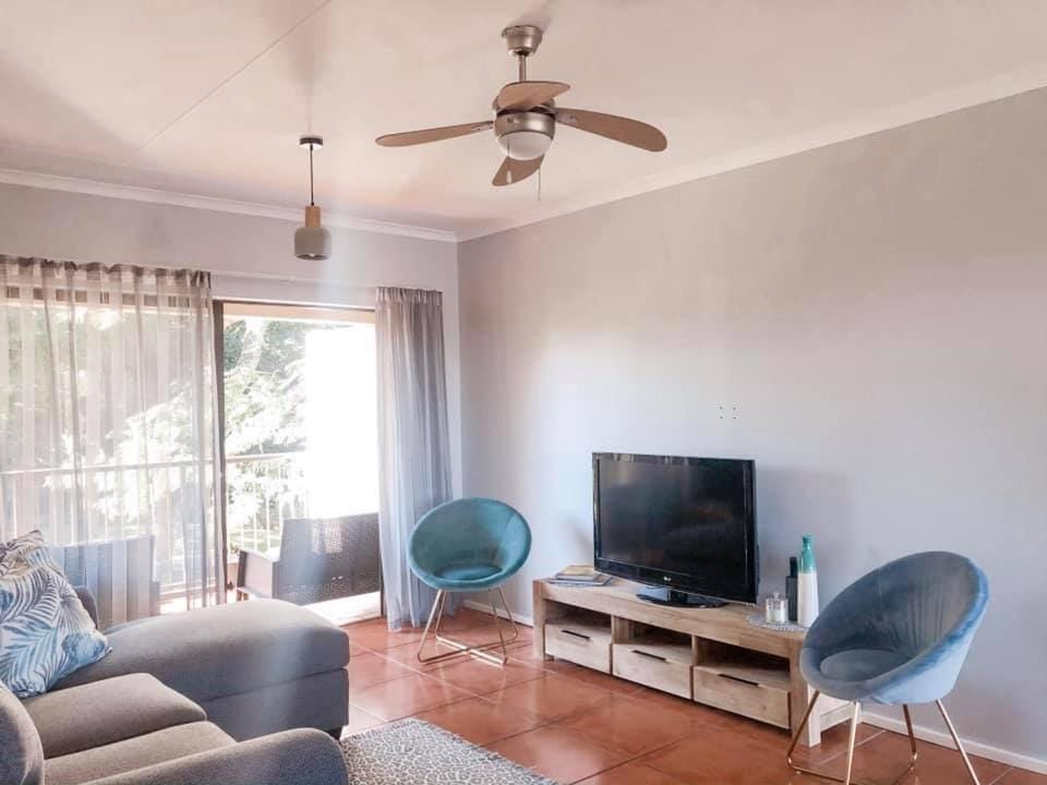 Day, TV and multimedia, Living room, Photo of the whole room, Decorative detail, Seating area, On site