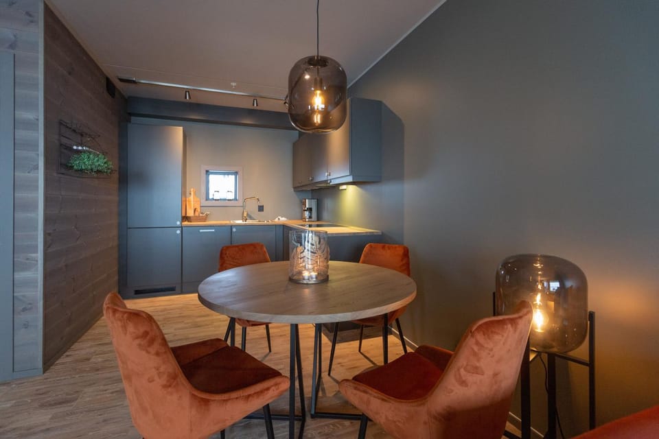 Kitchen or kitchenette, Dining area