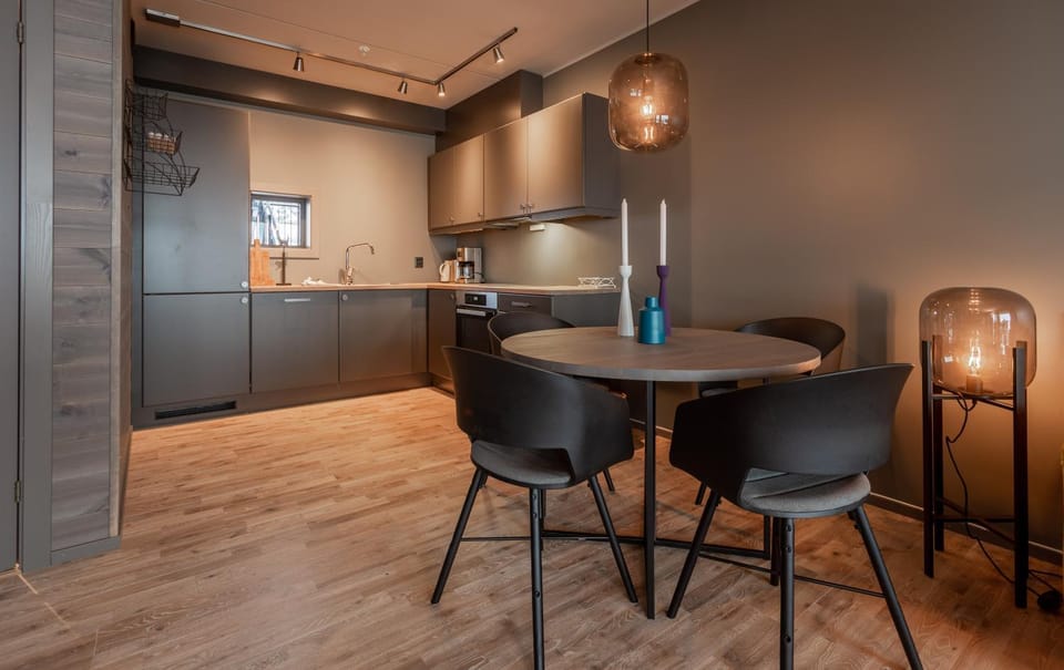 Kitchen or kitchenette, Dining area