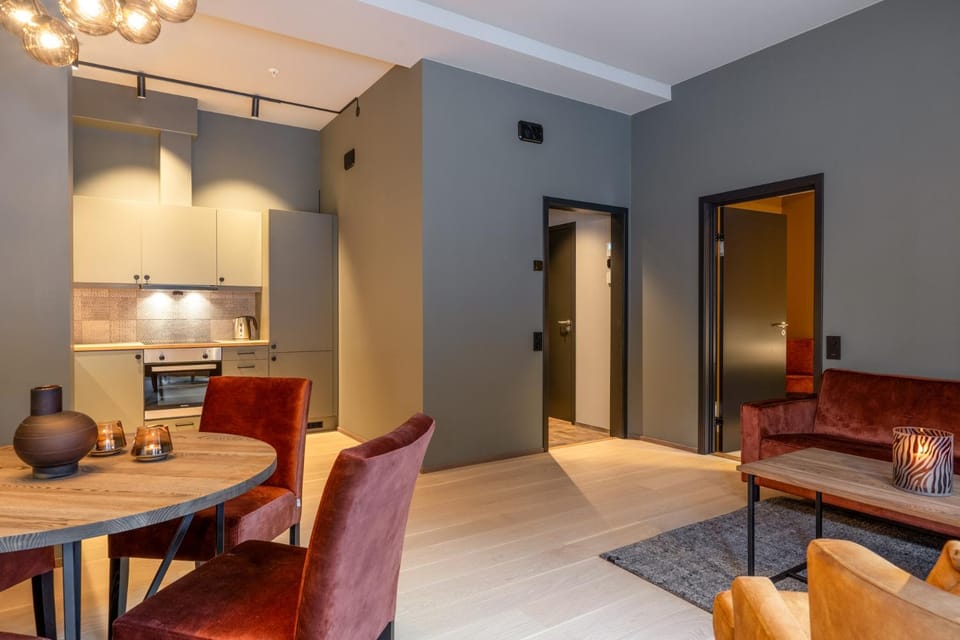 Kitchen or kitchenette, Living room, Seating area, Dining area