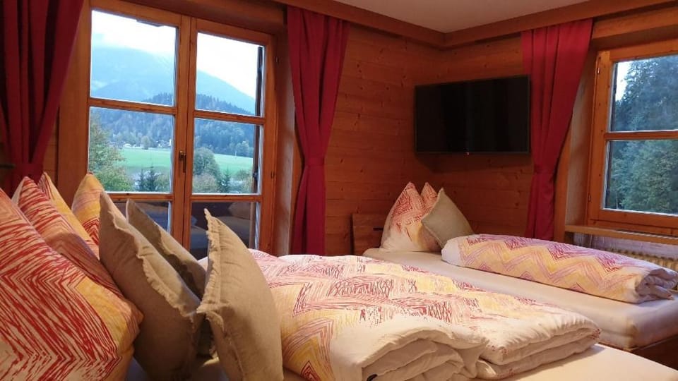 Bed, TV and multimedia, Bedroom