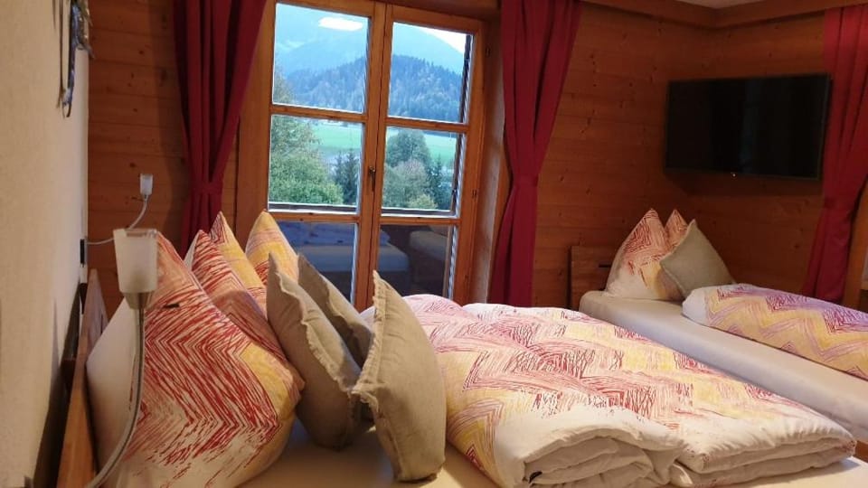 Bed, TV and multimedia, Bedroom