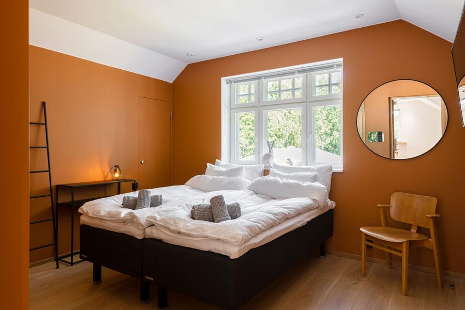 Photo of the whole room, Lake view, Inner courtyard view