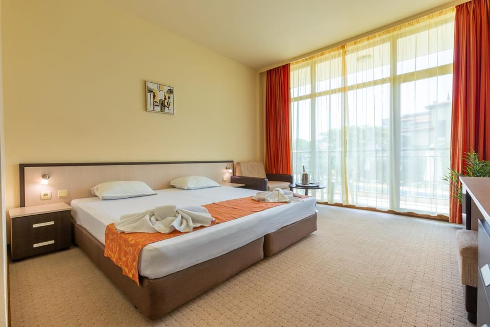 Bed, TV and multimedia, Bedroom
