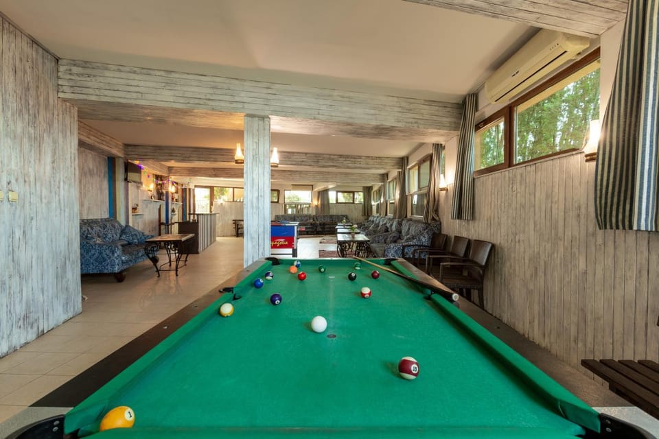 Activities, Billiard, Game Room, Seating area, On site, Location