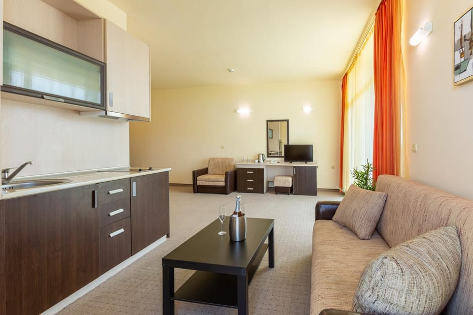 TV and multimedia, Kitchen or kitchenette, Living room, Seating area