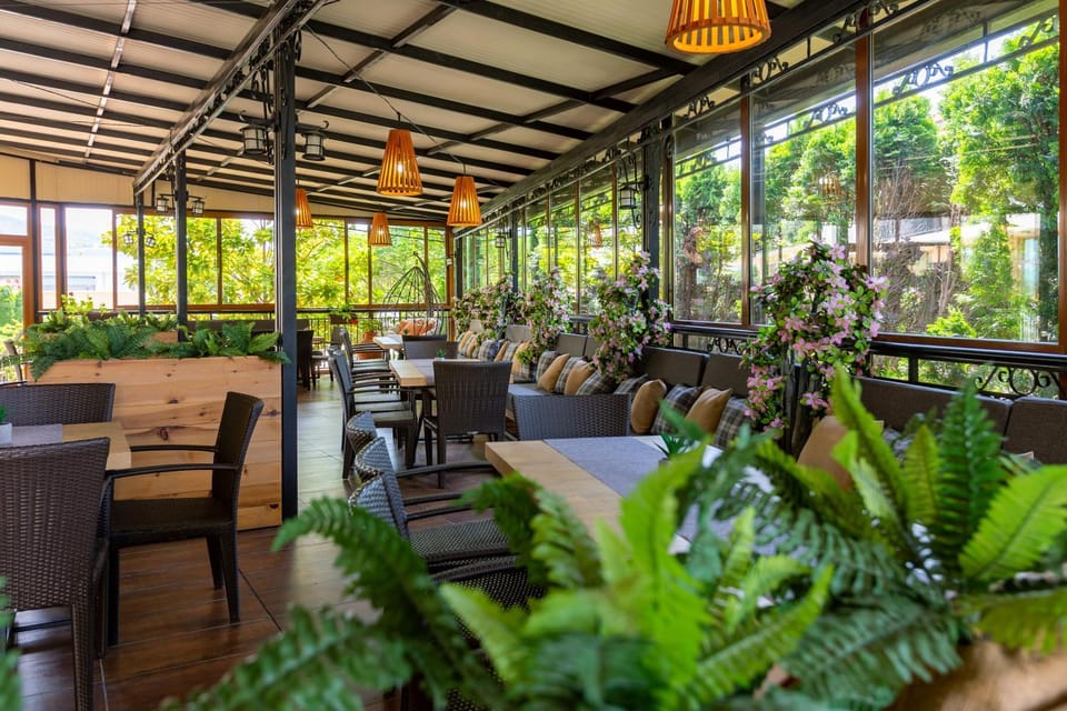 Restaurant/places to eat, Garden, Banquet/Function facilities, Seating area, Breakfast