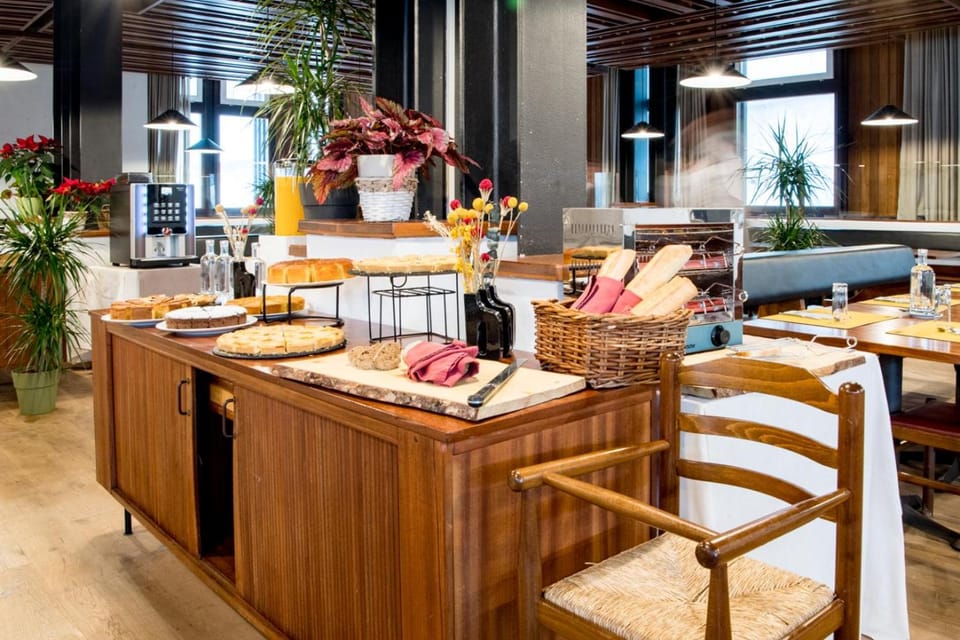 Restaurant/places to eat, Breakfast, Continental breakfast