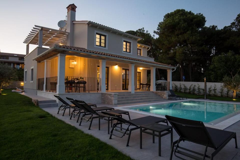 Property building, Swimming pool, sunbed