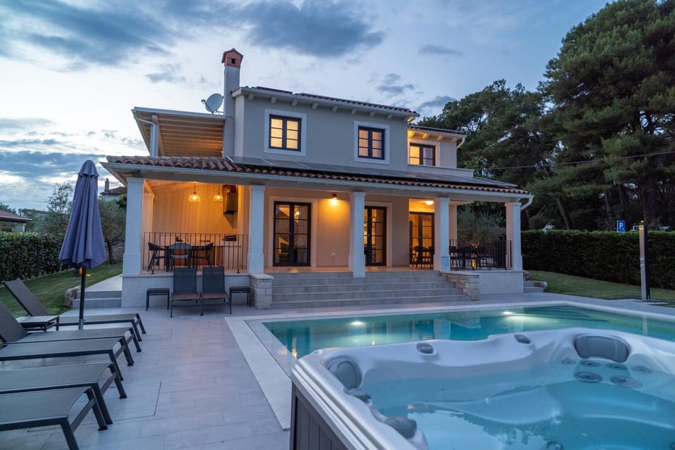 Hot Tub, Swimming pool, sunbed