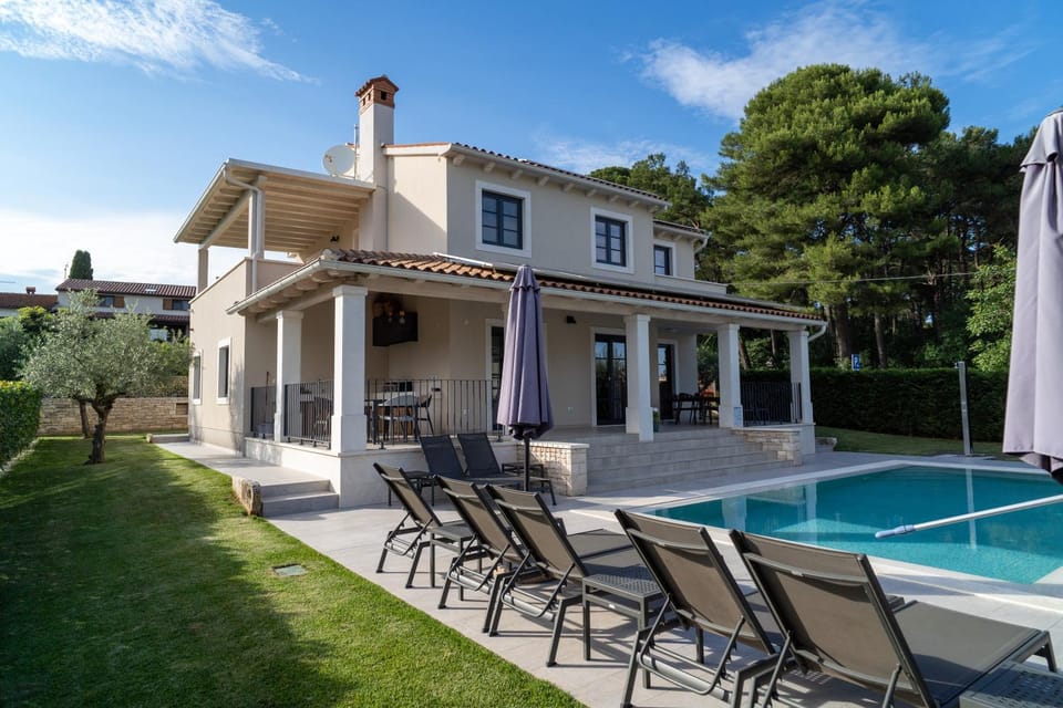 Patio, Pool view, Swimming pool, sunbed