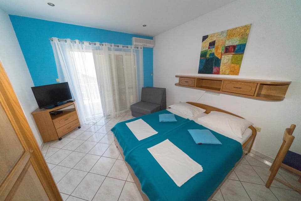 Bed, TV and multimedia, Photo of the whole room, Bedroom