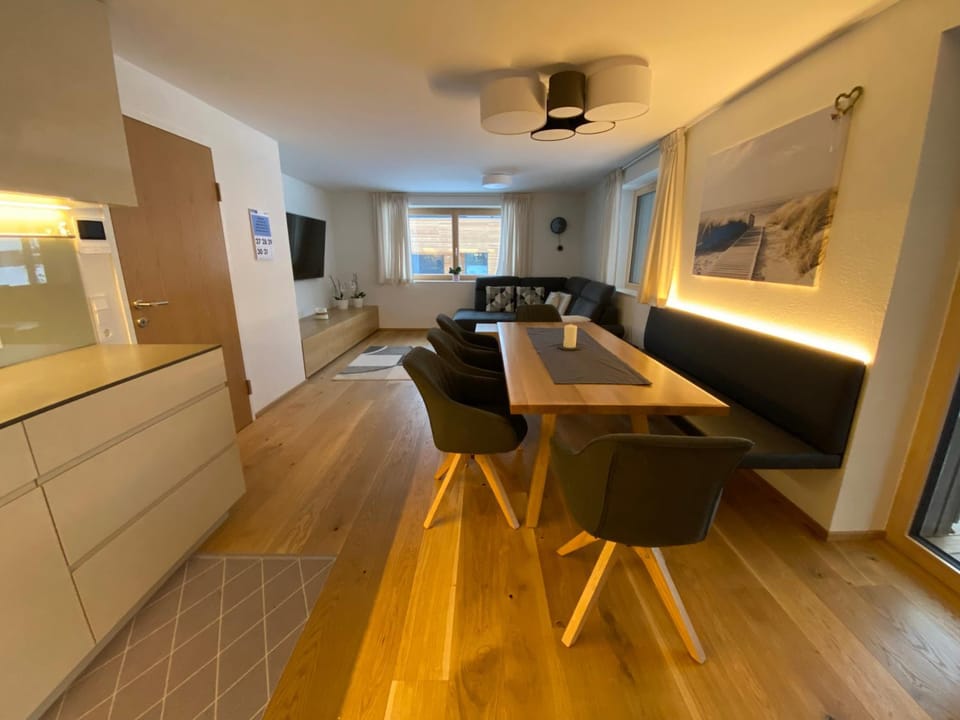TV and multimedia, Kitchen or kitchenette, Living room, Seating area, Dining area