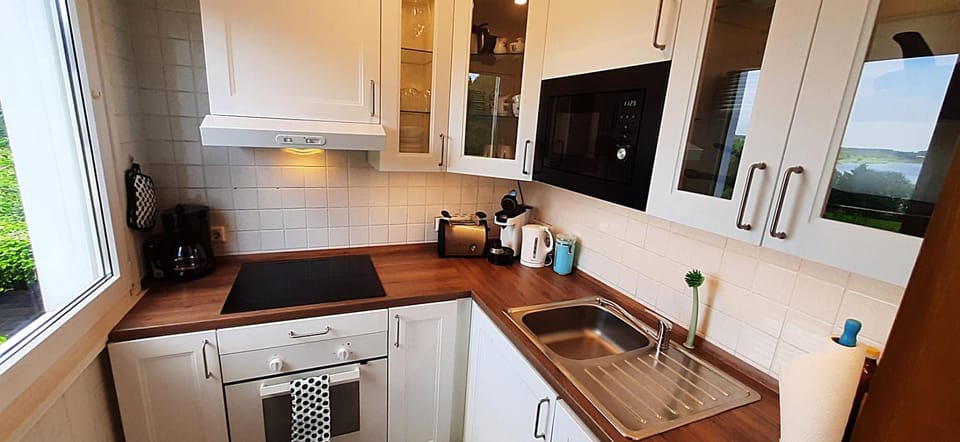 Coffee/tea facilities, Kitchen or kitchenette, dishwasher, oven, stove, toaster