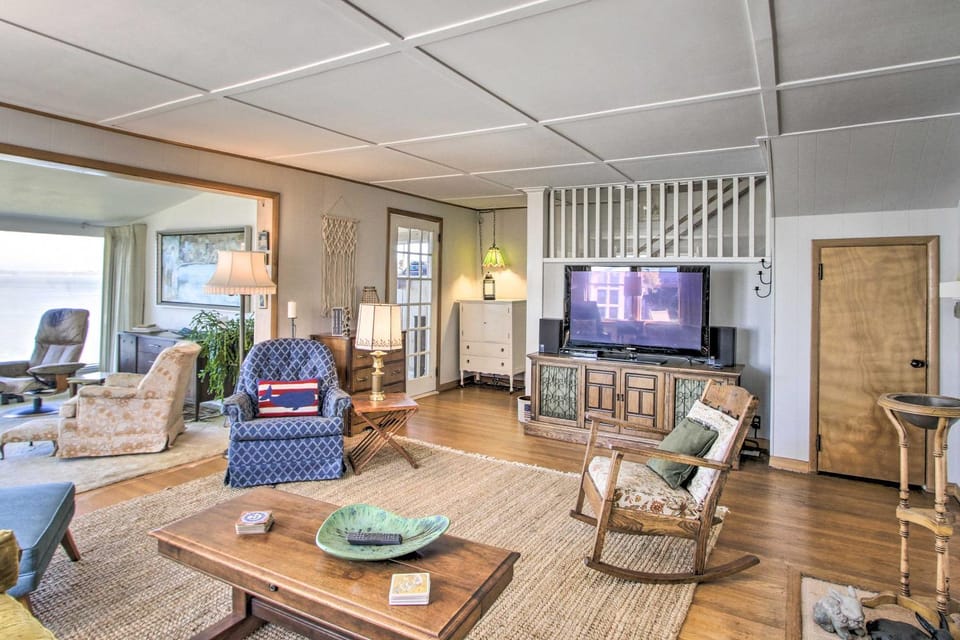 Fire Pit, Views and Beach Access Waterfront Escape! House in University Place