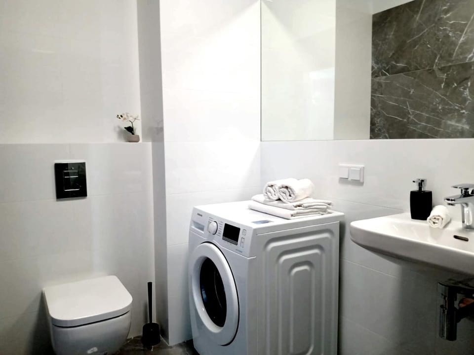 Bathroom, towels, washing machine
