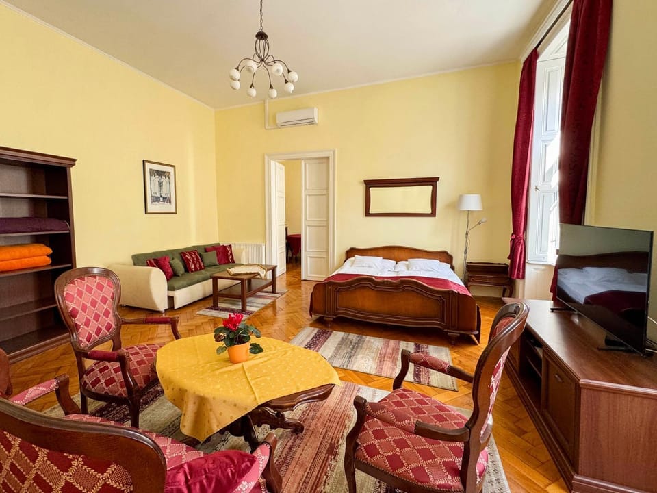 Bed, Living room, Photo of the whole room