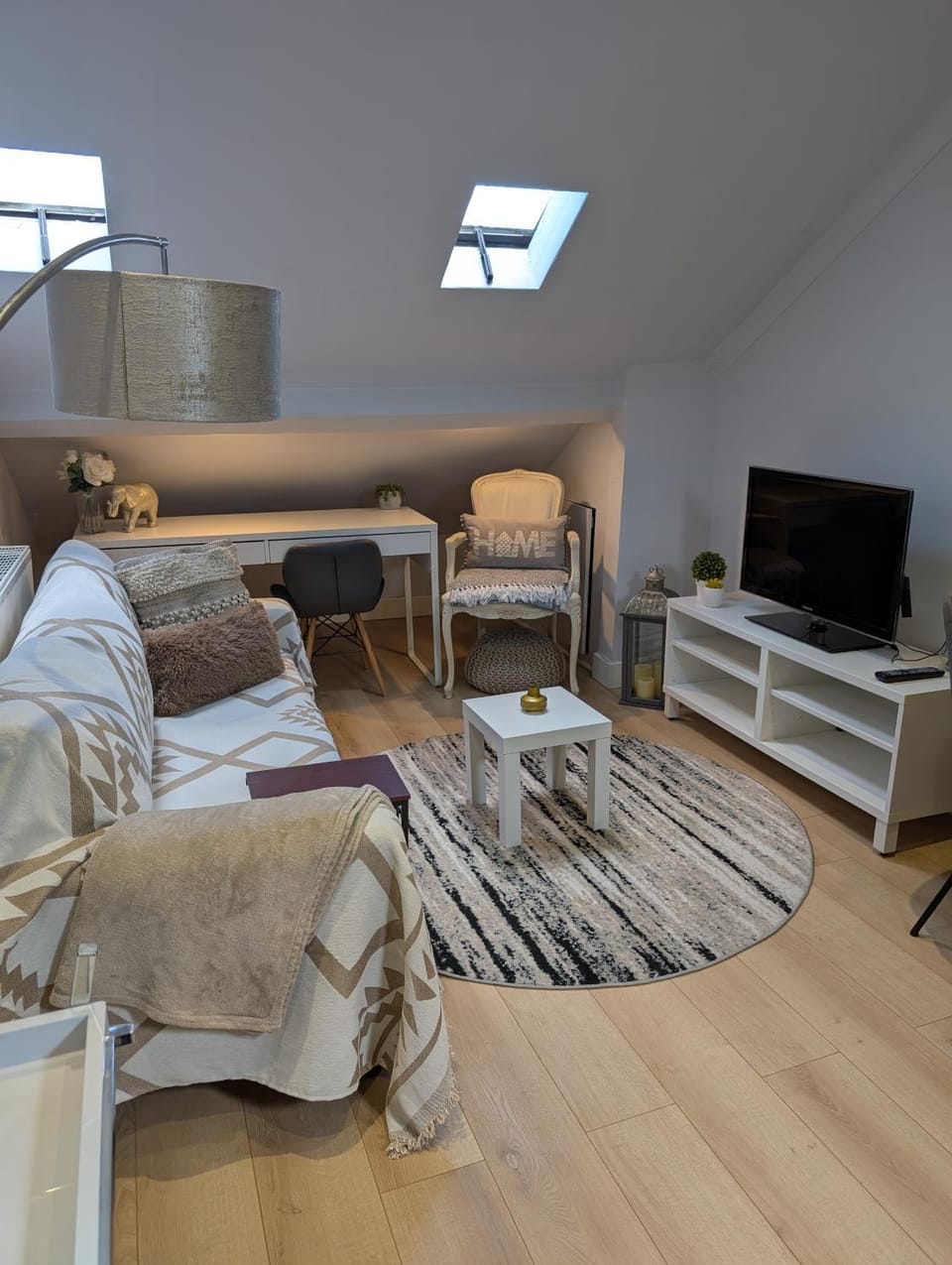 Property building, TV and multimedia, Living room, Seating area
