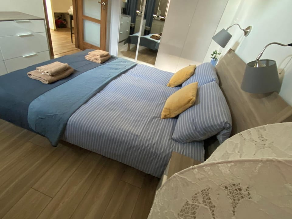 Bed, Photo of the whole room, Seating area, Bedroom